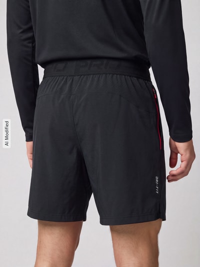 Männermodel trägt schwarze Regular Fit Sportshorts mit Dri-FIT-Technologie von Nike Training, glatte Struktur, Ganzkörperansicht Rückansicht, KI-modifiziertes Bild.