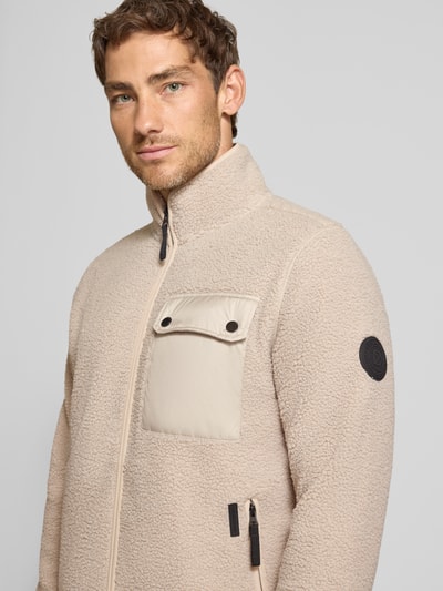 Männermodel trägt Regular Fit Jacke mit Stehkragen Modell 'Peter' von Didriksons, Strukturmuster, cremefarben, Nahaufnahme Oberkörper.