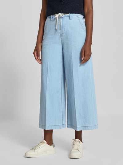 Vrouwenmodel draagt Regular fit culotte uit puur katoen van s.Oliver RED LABEL in lichtblauw, rechte vormen, gladde textuur. Ganzelichaamsaanzicht van voren.