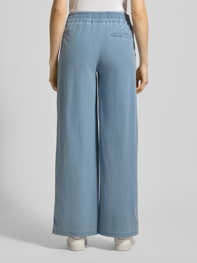 Frauenmodel trägt Wide Fit Jeans mit elastischem Bund Modell 'KATE' von ICHI, hellblauer Baumwoll-Mix, Ganzkörperansicht Rückansicht.