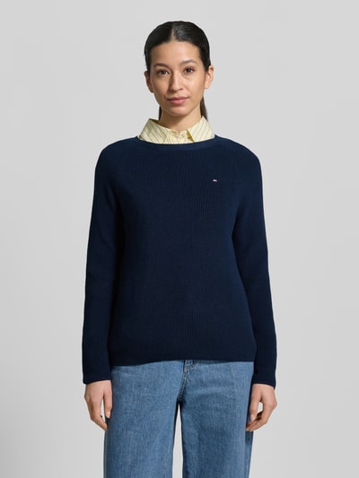 Vrouwenmodel draagt 'Regular Fit Pullover aus reiner Baumwolle' van Tommy Hilfiger, look effen, regular fit, logostitching, ronde hals, lange mouw, mouwboord, ribtricot, puur katoen, voorkant totaalbeeld