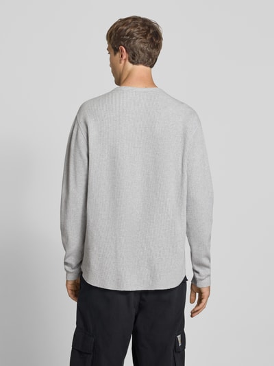 Männermodel trägt Relaxed Fit Langarmshirt aus reiner Baumwolle von Levi's®, hellgrau meliert, Herren Langarmshirt, Ganzkörperansicht Rückansicht.