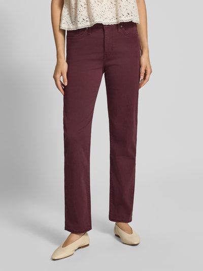 Frauenmodel trägt Straight Fit Jeans aus Baumwoll-Mix mit Viskose-Anteil Modell '314 SHAPING STRAIGHT' von Levi's® 300 in Dunkelrot, Ganzkörperansicht von vorne, Damen Straight Fit Jeans von Levi's® 300.
