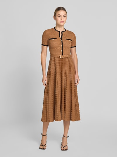 Frauenmodel trägt Midikleid in Strick-Optik von Self-Portrait, Braun mit schwarzen Details, Knopfleiste, taillierte Passform, Baumwoll-Mix, Kurzärmelig, Strukturierte Textur, Gesamtlänge 125 cm, Ganzkörperansicht von vorne.