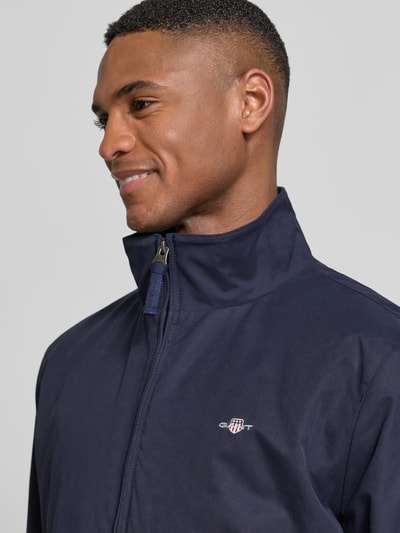 Mannelijk model draagt Jacke mit Stehkragen und Zweiwege-Reißverschluss van Gant, donkerblauw, katoenmix, regular fit, steekzakken, labelstitching, nahaufnahme bovenlichaam