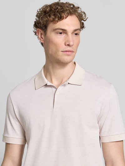Männermodel trägt Regular Fit Poloshirt aus reiner Baumwolle Modell 'H-PARLAY 102' von BOSS in Bi-Color Optik, Nahaufnahme Oberkörper.