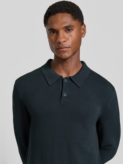 Mannelijk model draagt Regular Fit Pullover uit puur katoen van Marc O'Polo in donkerblauw, fijne structuur, Nahaufnahme Oberkörper.