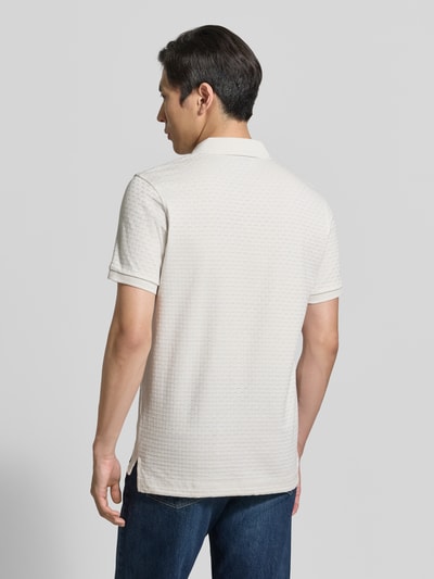 Männermodel trägt Regular Fit Poloshirt mit kurzem Reißverschluss von Lerros aus bawełna, fakturowany wzór, kołnierzyk polo, wyhaftowane logo, naszywka z logo, długość tyłu w rozmiarze M 72 cm, jasny kolor, krótki rękaw, gładka faktura, Ganzkörperansicht Rückansicht.