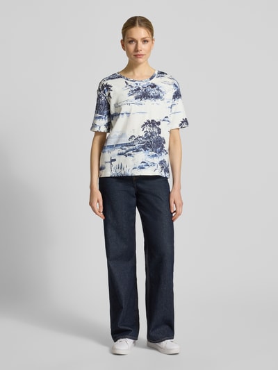 Frauenmodel trägt T-Shirt im Allover-Look Modell 'Hamptons Landschaft' von monari, Baumwolle, Regular Fit, Rundhalsausschnitt, Ganzkörperansicht von vorne.