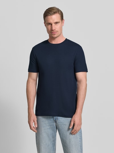 Männermodel trägt Regular Fit T-Shirt aus Baumwoll-Mix von Tom Tailor Denim, Optik: Unifarben, Piqué, Rundhals, Kurzarm, Ganzkörperansicht von vorne.