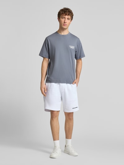 Mannenmodel draagt T-shirt met statementprint model 'NORREBRO' van Jack & Jones, puur katoen, recht model, ronde hals, ruglengte maat M 68 cm, vooraanzicht gehele lichaam