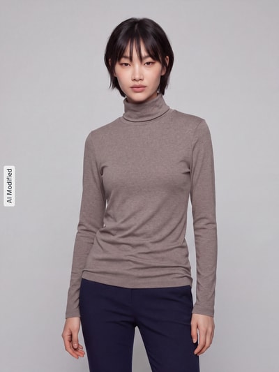 Frauenmodel trägt Regular Fit Langarmshirt aus reiner Baumwolle von s.Oliver RED LABEL, einfarbig taupe, schlichte Struktur, Ganzkörperansicht von vorne, KI-modifiziertes Bild.