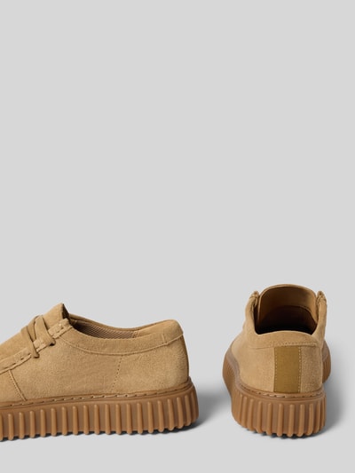 Produktfoto, Bootsschuhe aus beschichtetem Leder Modell 'Torhill' von Clarks in Beige, abgerundete Form, profilierte Sohle, braune Textur