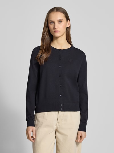 Vrouwenmodel draagt Strick-Cardigan uit viscosemix met lange mouwen van Review, regular fit, knoopsluiting, geborduurd logo, ribboordjes aan mouwen en zoom, ruglengte maat S 53 cm, mouwlengte S 63 cm, effen zwart, textuur fijn gebreid, nahaufnahme bovenlichaam vooraanzicht.
