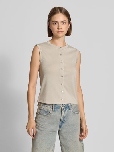 Kobiece modelka nosi beżowy top z guziczkami Regular Fit Top mit Viskose-Anteil Modell 'PIMI' od PIECES, widok całej sylwetki z przodu.