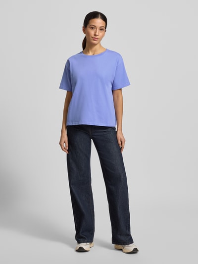 Męski model nosi Loose Fit T-Shirt aus reiner Baumwolle Modell 'VALLEY' od American Vintage, kolor niebieski, widok całej sylwetki z przodu