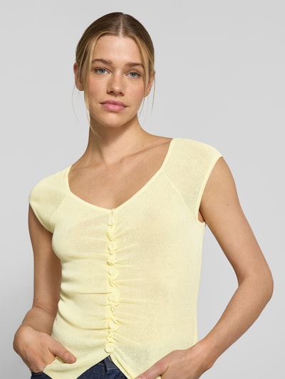 Frauenmodel trägt Strickshirt mit Knopfleiste und Raffungen von JAKE*S STUDIO WOMAN, Viskose-Mix, Körpernaher-Schnitt, V-Ausschnitt, Nahaufnahme Oberkörper