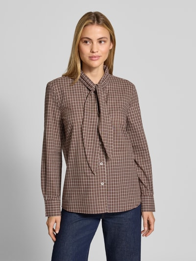 Vrouwenmodel draagt blouse uit puur katoen met knoopdetail van Stefanel, getailleerde pasvorm, doorlopende knoopsluiting, manchetten, ruglengte maat S 67 cm, mouwlengte maat S 62 cm, bruin met ruitjes, structuur glad, Ganzkörperansicht van voren.