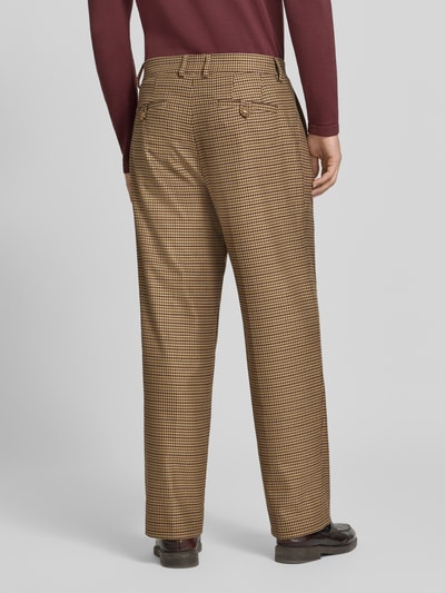 Mannenmodel draagt Hose mit Gesäßleistentaschen Model 'WYACO' van DRYKORN in bruin met ruitpatroon, straight fit, knoop- en ritssluiting, zij-steekzakken, strookzak aan de achterkant, bandwijdte maat 32/32 43 cm, binnenbeenlengte maat 32/32 72 cm, volledig achteraanzicht.