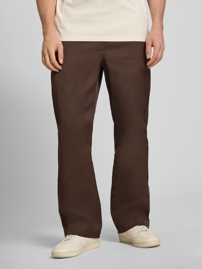 Männermodel trägt braune Hose mit Gesäßtaschen Modell 'Denison' von Carhartt Work In Progress aus Material-Mix, Relaxed-Fit, Ganzkörperansicht von vorne. Bundweite bei Größe 32 beträgt 46 cm, Innenbeinlänge 75 cm.