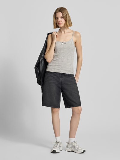 Frauenmodel trägt Regular Fit Top aus reiner Baumwolle Modell 'MARIE' von Pieces, Optik: Unifarben, Struktur, Rundhals, Ärmelform: Ohne, Ganzkörperansicht von vorne.