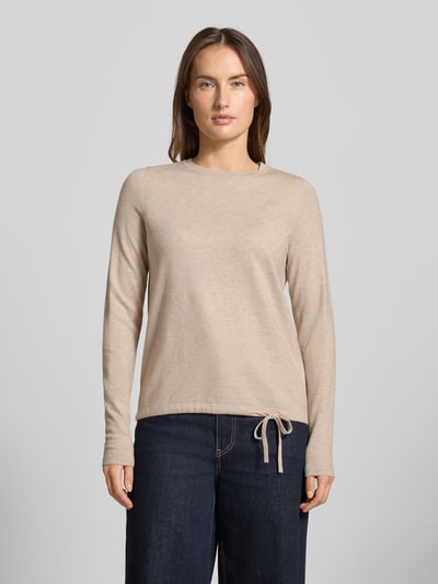 Frauenmodel trägt Strickpullover in Ripp-Optik mit Rundhalsausschnitt von Christian Berg Woman in Beige, taillierte Passform, Ganzkörperansicht von vorne.