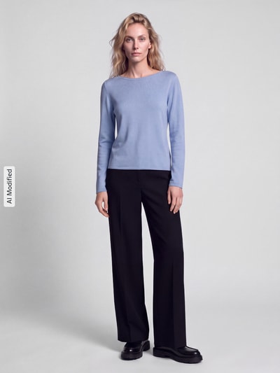 Vrouwenmodel draagt lichtblauwe Regular Fit pullover uit katoen- en viscosemix van s.Oliver RED LABEL, Dames pullover, volledig frontaal, KI-modified beeld.
