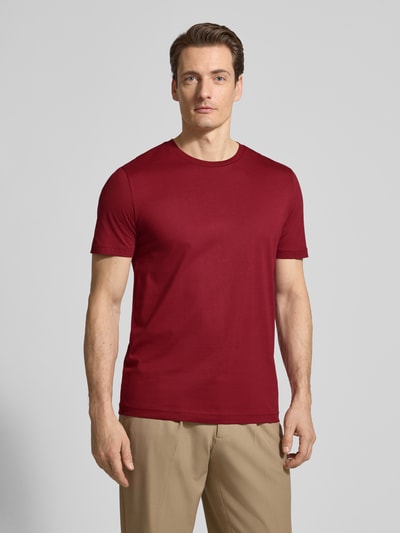 Męski model nosi T-Shirt mit Rundhalsausschnitt od Christian Berg Men, bawełna, krój regular fit, długość tyłu w rozmiarze M: 70 cm, całkowity widok z przodu