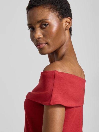 Kobiece modelka nosi Blusenshirt im Off-Shoulder-Design von MORE aus mieszanki modalu i elastanu, prosty krój, dekolt bandażowy, długość tyłu w rozmiarze 36: 41 cm, zbliżenie górnej części ciała