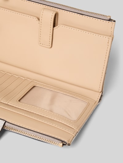 Produktfoto, beżowy portfel Portemonnaie in Leder-Optik Modell 'Laurel' von GUESS, główna przegroda z zamkiem błyskawicznym, przegródki, detal z logo, materiał skóropodobny