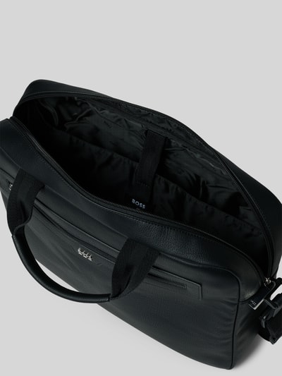 Produktfoto, Laptoptasche mit Label-Applikation Modell 'LEWIS_DOC CASE' von BOSS aus schwarzem, genarbtem Leder, rechteckige Form, Reißverschluss, Hauptfach, Innenfach, Außenfach, verstellbarer Schulterriemen
