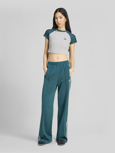 adidas Originals Spodnie dresowe o kroju loose fit z paskami w kontrastowym kolorze Ciemnozielony 1
