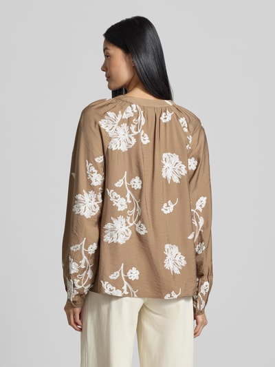 Vrouwenmodel draagt blouse met lange mouwen in bruin met witte bloemen, Relaxed Fit Langarmbluse aus Viskose-Mix Modell 'VIVIAN' van Brax, dames blouse, volledige achteraanzicht.