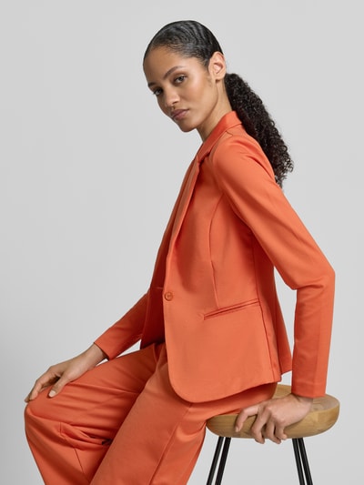 Kobiece model prezentuje Blazer mit Reverskragen Modell 'KATE' od ICHI, pomarańczowy, regular fit, materiał z domieszką wiskozy, widok z boku, ujęcie do połowy ciała.