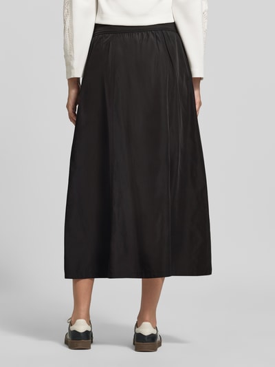 Frauenmodel trägt Midirock mit Eingrifftaschen von Marc Cain, schwarze A-Linie, glatte Textur, Rückansicht, Ganzkörperansicht.