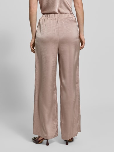Frauenmodel trägt Hose aus Satin mit elastischem Bund von Little Mistress, Wide Leg, Bundweite bei Größe S 34 cm, Innenbeinlänge 76 cm, Ganzkörperansicht Rückansicht