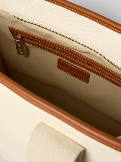Produktfoto, Innenseite der Tasche mit Label-Details Modell 'CANDLE' von VALENTINO BAGS, cremefarbene Textur, cognacfarbene Kanten, Reißverschluss-Fach, Hauptfach mit hellem Futter, neutrale Farbtöne, Damen Handtasche, Größe 1: 35x27x14 cm, Schulterriemen 128 cm.