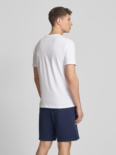 Männermodel trägt T-shirt mit logo en ronde hals van GAP, puur katoen, regular fit, ruglengte maat M 69 cm, geheel van achteren