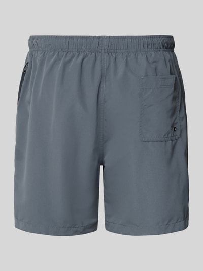 Produktfoto, graue Badehose mit Gesäßtasche und Logo-Stitching von MCNEAL, lockerer Schnitt, elastischer Bund, sportliche Textur