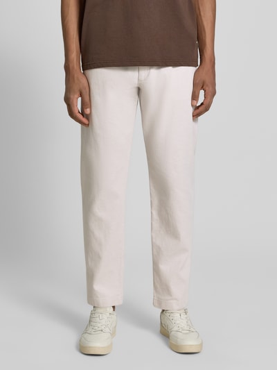 Männermodel trägt Tapered Fit Chino aus Baumwoll-Mix Modell 'CHINO PLEATED' von BOSS Orange, Optik: Unifarben, Twill-Textur, Ganzkörperansicht von vorne.