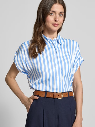 Frauenmodel trägt Relaxed Fit Bluse mit Knopfleiste und Ärmeln mit Aufschlag von ETERNA, blau-weiß gestreift, Hemdblusenkragen, Nahaufnahme Oberkörper.