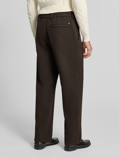Männermodel trägt Regular Fit Hose mit Gürtelschlaufen von s.Oliver BLACK LABEL in Dunkelbraun, Webware, unifarben, Ganzkörperansicht Rückansicht.