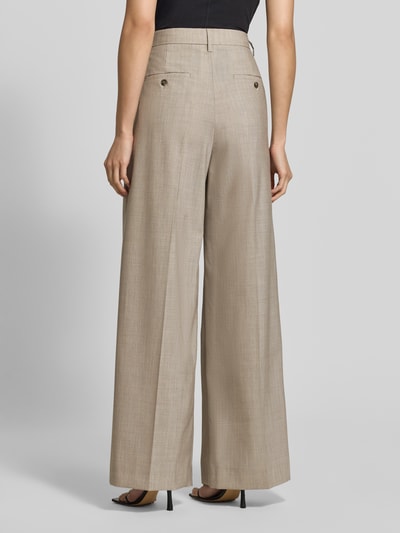 Frauenmodel trägt Regular Fit Weite Hose aus reiner Schurwolle Modell 'OVVIO' von Max Mara, beige, weite Form, glatte Textur, Ganzkörperansicht Rückansicht, Damen Weite Hose von Weekend Max Mara.