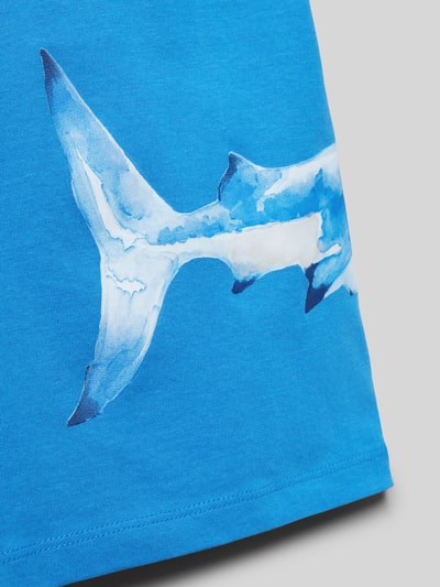 Produktfoto, Regular Fit T-Shirt mit Motiv-Print von Mayoral aus reiner Baumwolle in Blau, Hai-Motiv, Rundhalsausschnitt, glatt, Größe 116, Rückenlänge 45 cm