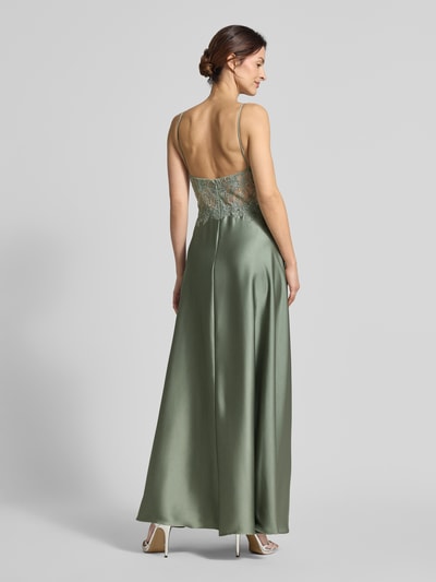 Vrouwenmodel draagt Regular Fit Abendkleid mit floralem Stitching van Laona in semi-transparant satijn met siersteentjes en spaghettibandjes, ruglengte 13 cm, borstwijdte 34 cm, groengrijs, vloeiende textuur, volledige lichaamsweergave achteraan.