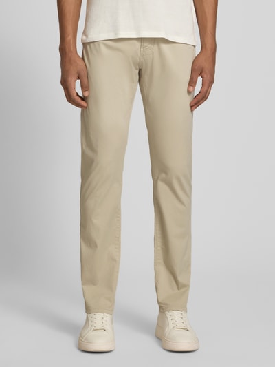 Männermodel trägt Tapered Fit Hose mit Eingrifftaschen Modell 'Lyon' von Pierre Cardin in Beige, Baumwoll-Elasthan-Mix, Ganzkörperansicht von vorne