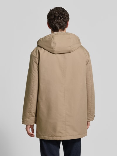 Männermodel trägt Regular Fit Jacke aus Baumwoll-Mix mit Teddyfutter von Marc O'Polo in Beige, glatte Textur, Ganzkörperansicht Rückansicht. Herren Daunenjacke von Marc O'Polo
