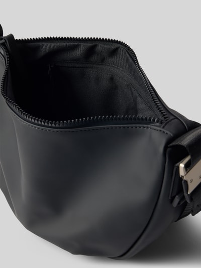 Produktfoto, schwarze Handtasche mit verstellbarem Schulterriemen Modell 'Valeria' von RAINS, glatte Textur, Reißverschluss, Hauptfach sichtbar, Maße 33x20x10 cm, Schulterriemen 91 cm.