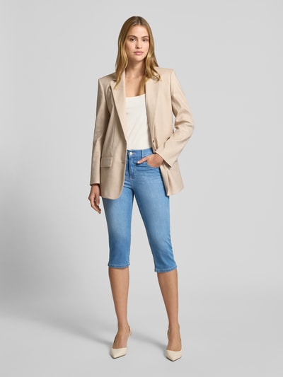 Frauenmodel trägt Caprijeans mit Eingrifftaschen Modell 'Anacapri' von Angels, hellblauer Baumwoll-Mix, Slim Fit, Ganzkörperansicht von vorne.