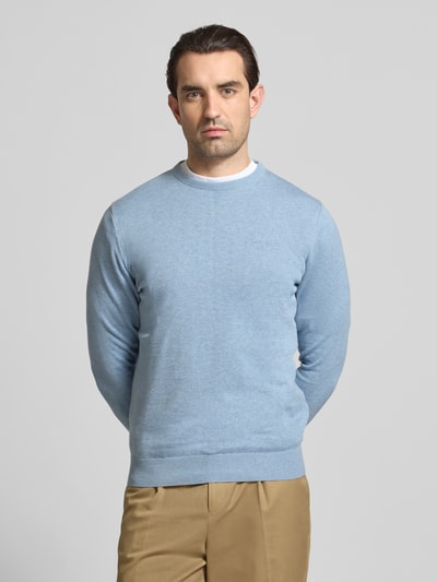 Männermodel trägt Regular Fit Strickpullover aus reiner Baumwolle Modell 'PIMA' von Barbour, Optik: Melange, Ganzkörperansicht von vorne.